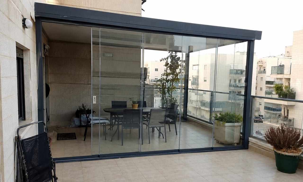 זכוכית, מסילות וגימור — רביב-ים